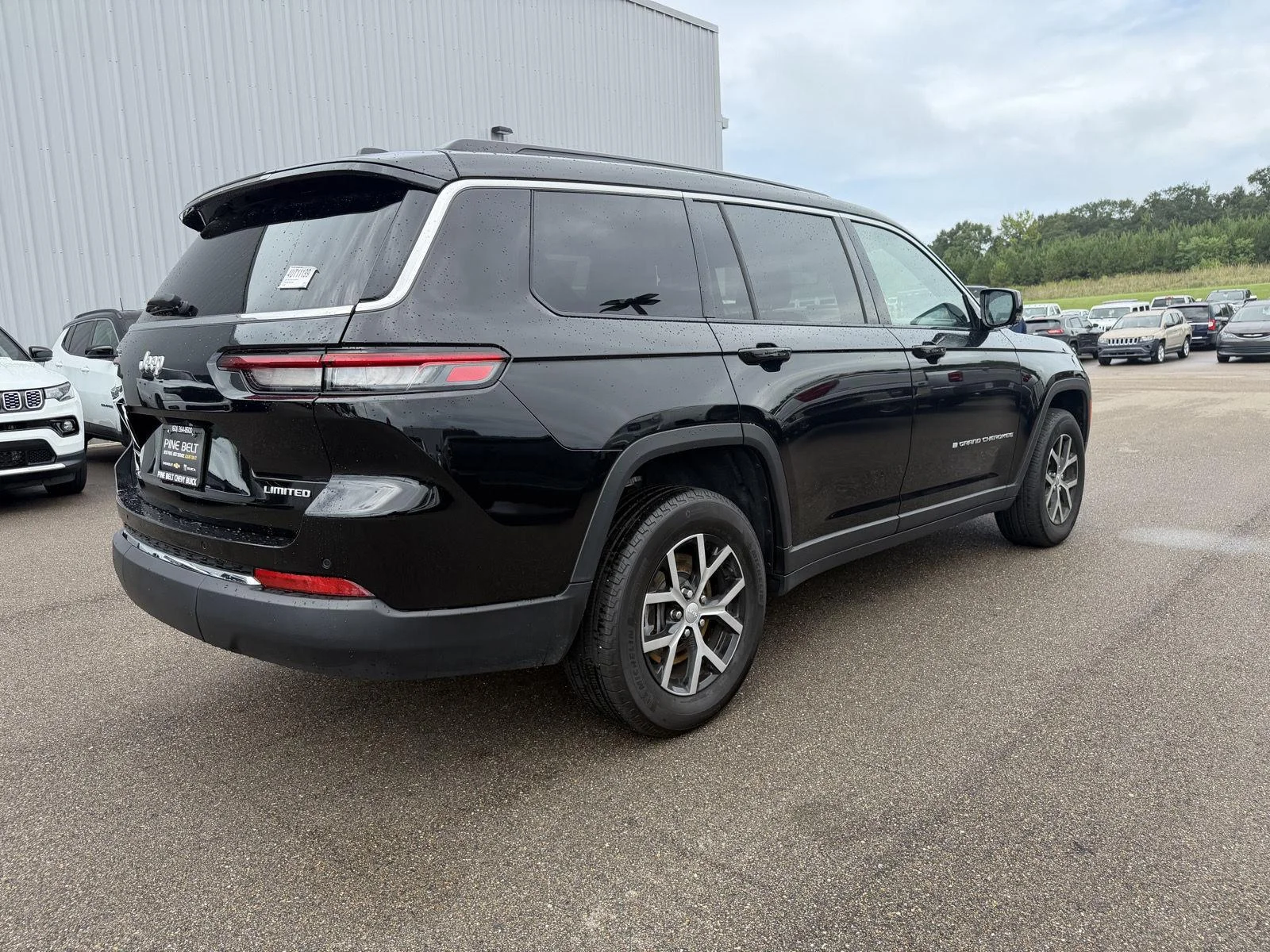 Used 2025 Diamond Black Crystal Pearlcoat Jeep Limited image 6
