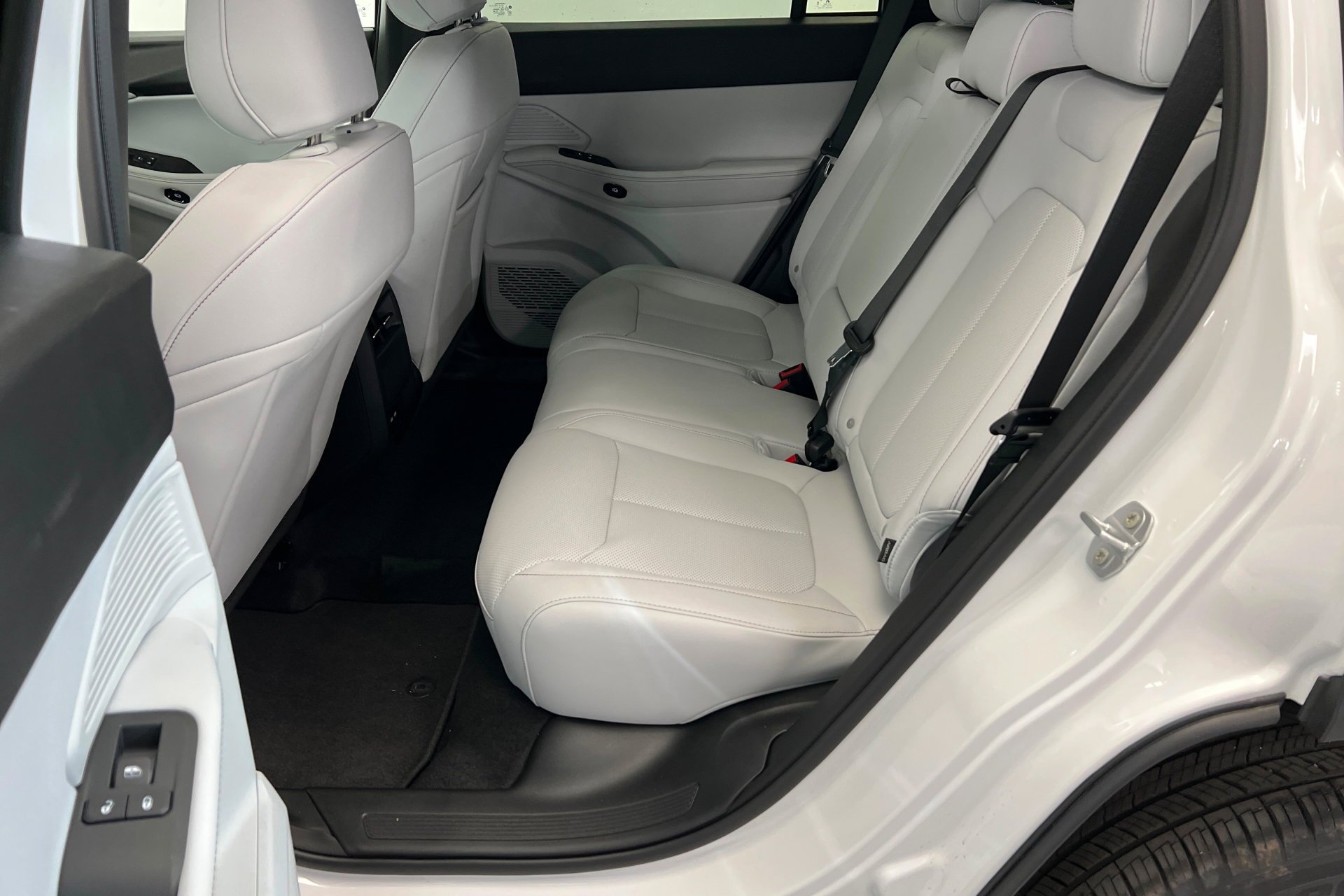 New 2026 Bright White Clear-Coat Exterior Paint Jeep Limited image 22
