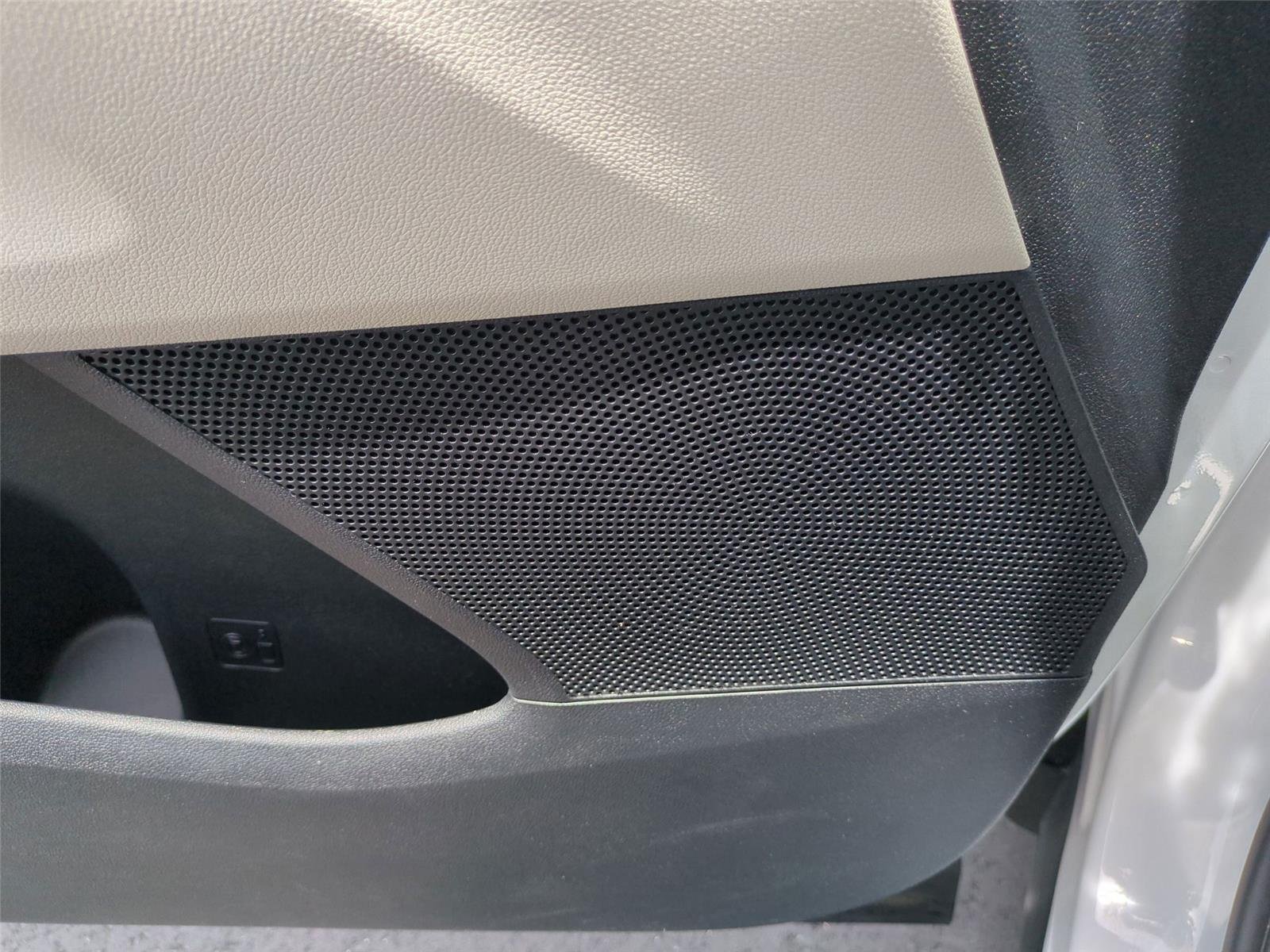 Used 2025 Glacial White Pearl Kia S image 29