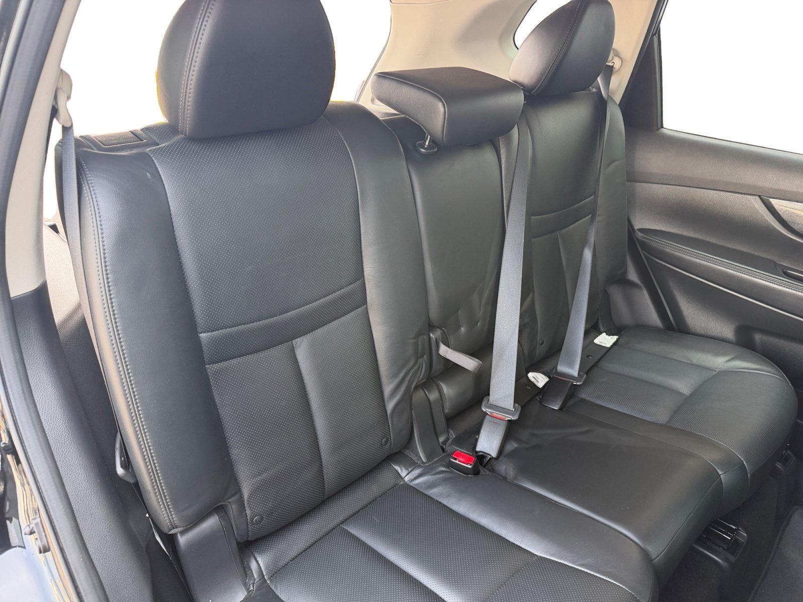 Used 2015 Super Black Nissan SL image 34