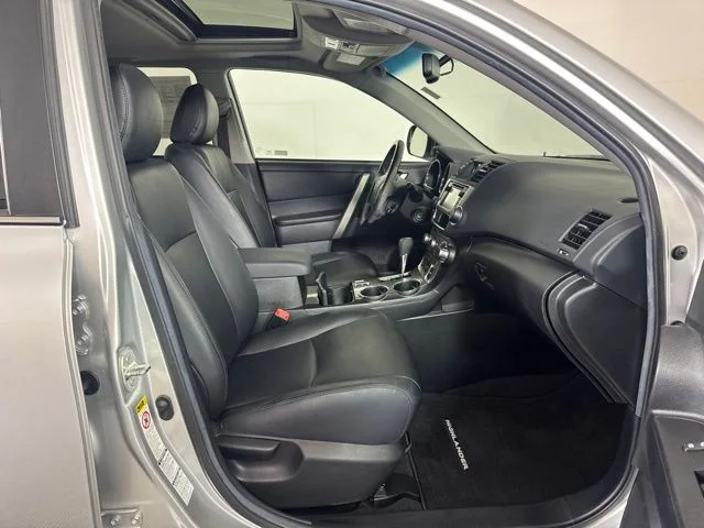 Used 2013 Classic Silver Metallic Toyota SE image 4