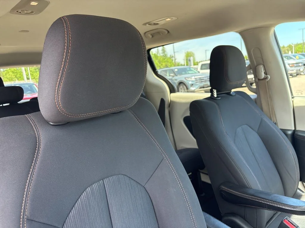 Used 2017 Brilliant Black Crystal Pearlcoat Chrysler Touring image 33