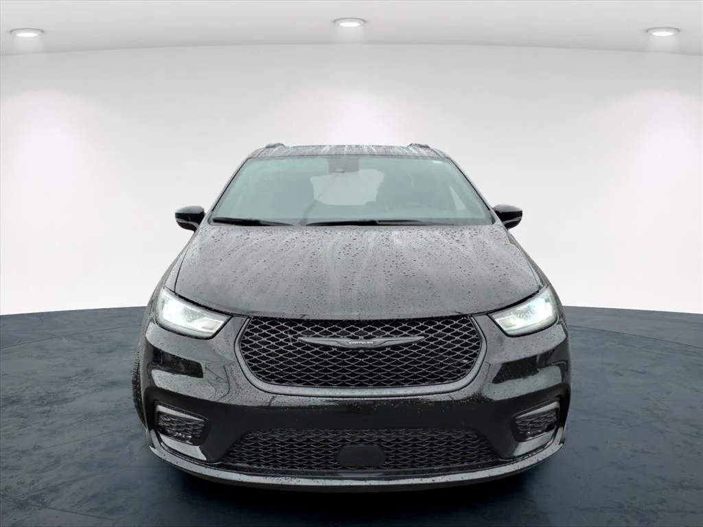 Used 2025 Black Chrysler Limited image 4