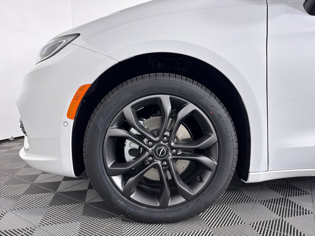 New 2026 Bright White Clear-Coat Exterior Paint Chrysler Select image 24