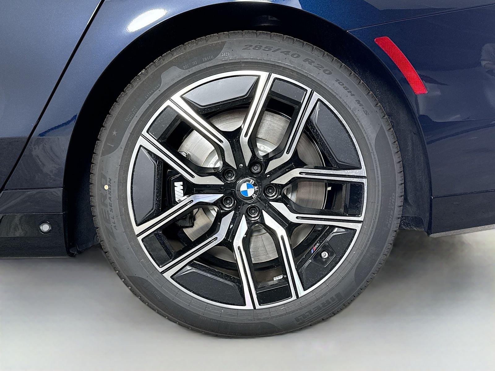 New 2026 Carbon Black Metallic BMW 760i xDrive image 33