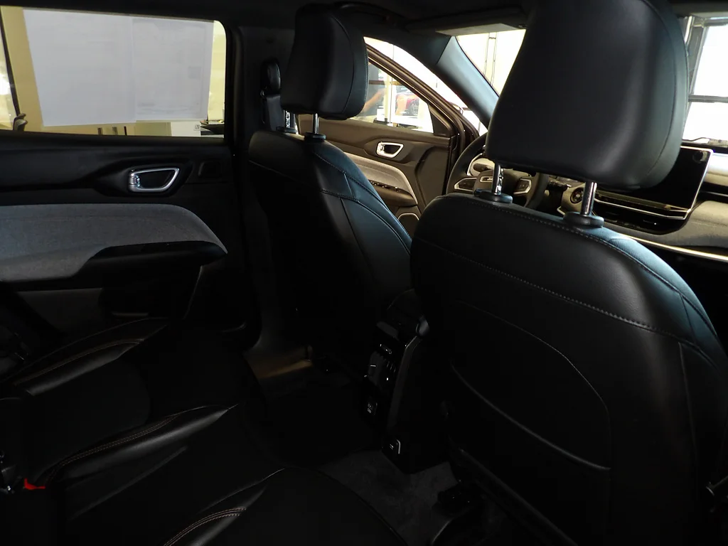 Used 2023 Diamond Black Crystal Pearl Coat Jeep Latitude Lux image 17
