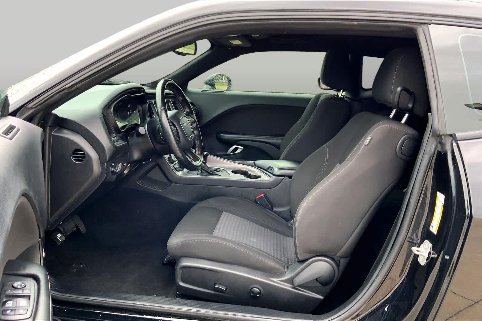 Used 2023 Pitch Black Clearcoat Dodge SXT image 7