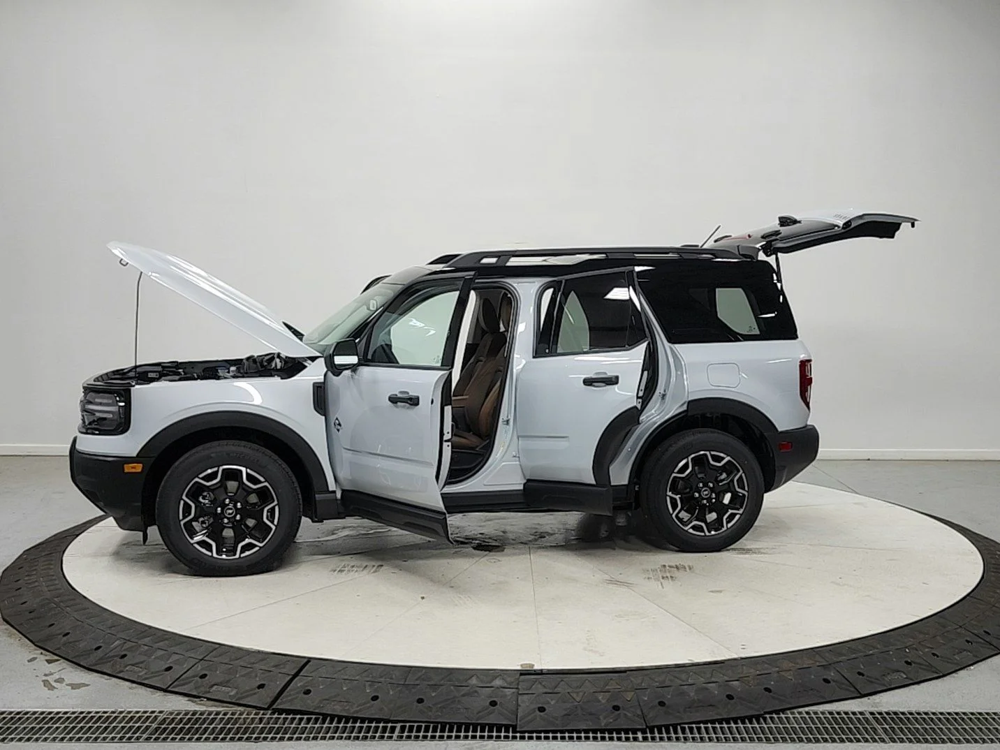 New 2026 Space White Metallic Ford Outer Banks® image 12