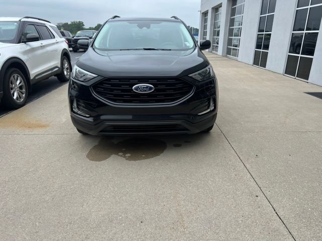 Used 2022 Black Metallic Ford SEL image 4