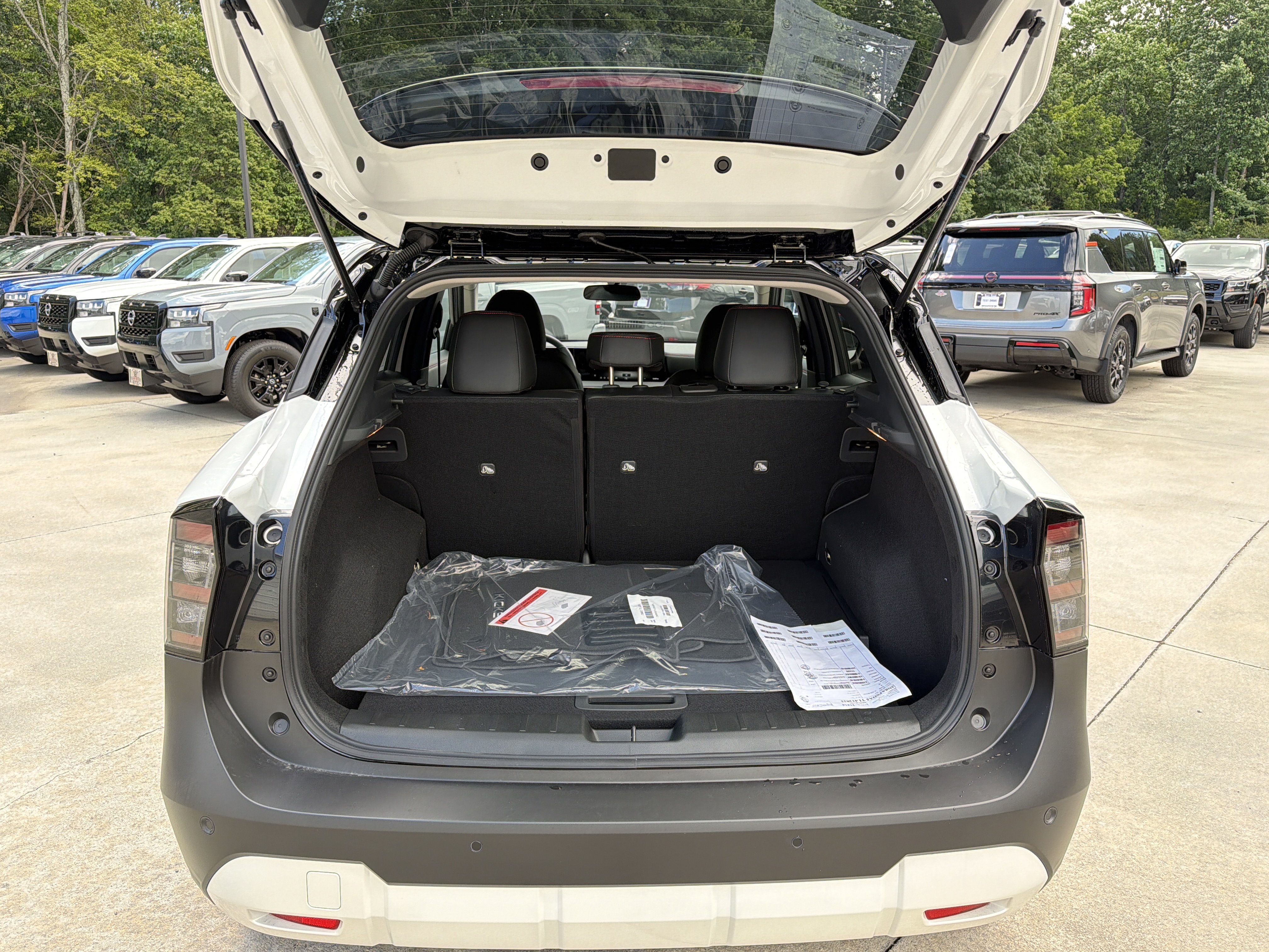 New 2026 Aspen White Tricoat/Super Black Nissan SR image 19