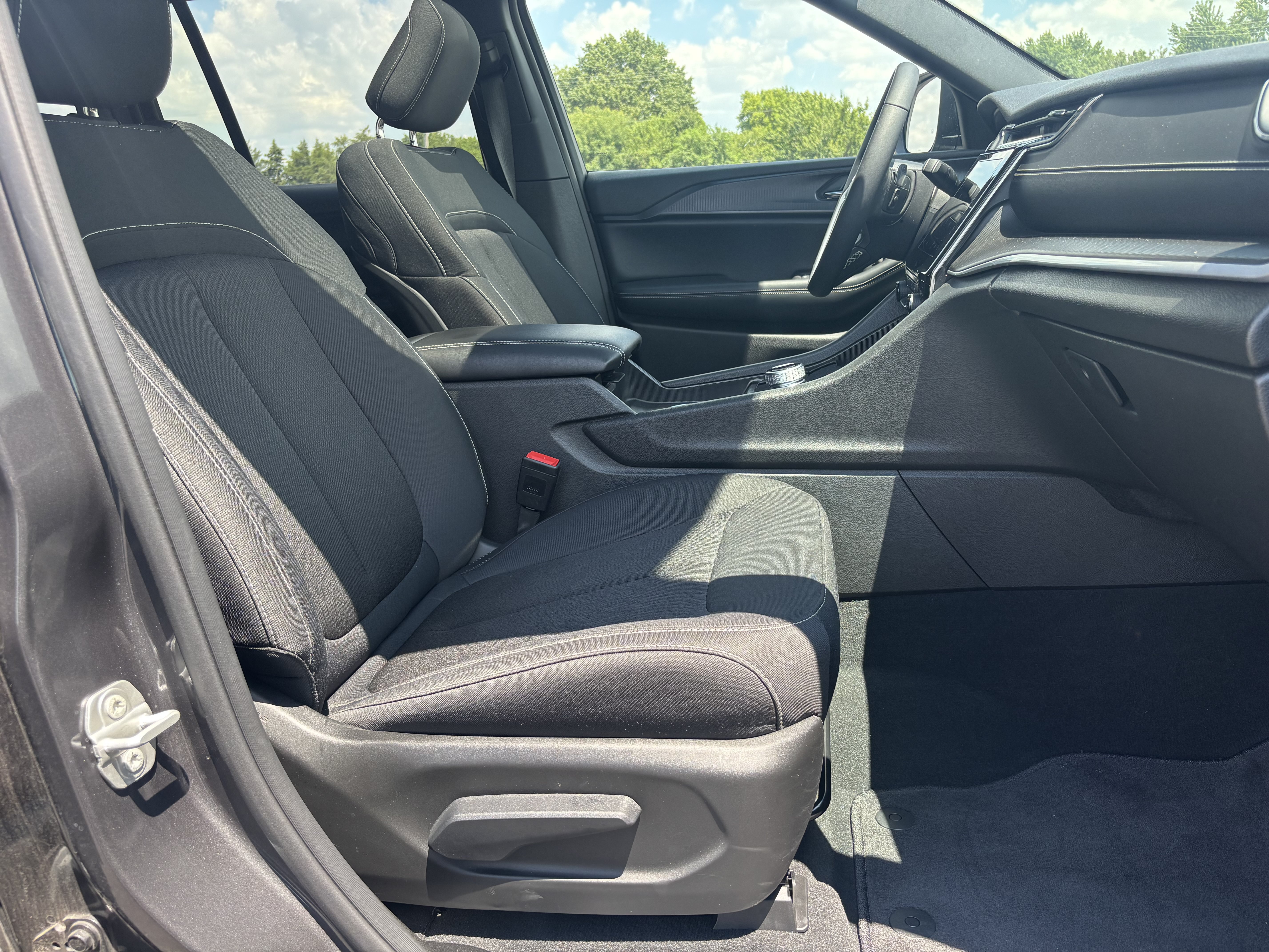 Used 2024 Baltic Gray Metallic Clearcoat Jeep Laredo X image 27