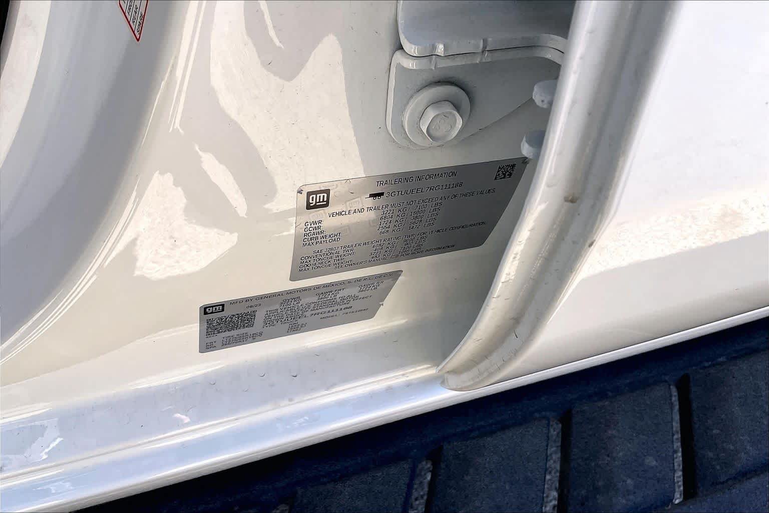 Used 2024 Summit White GMC AT4 image 31