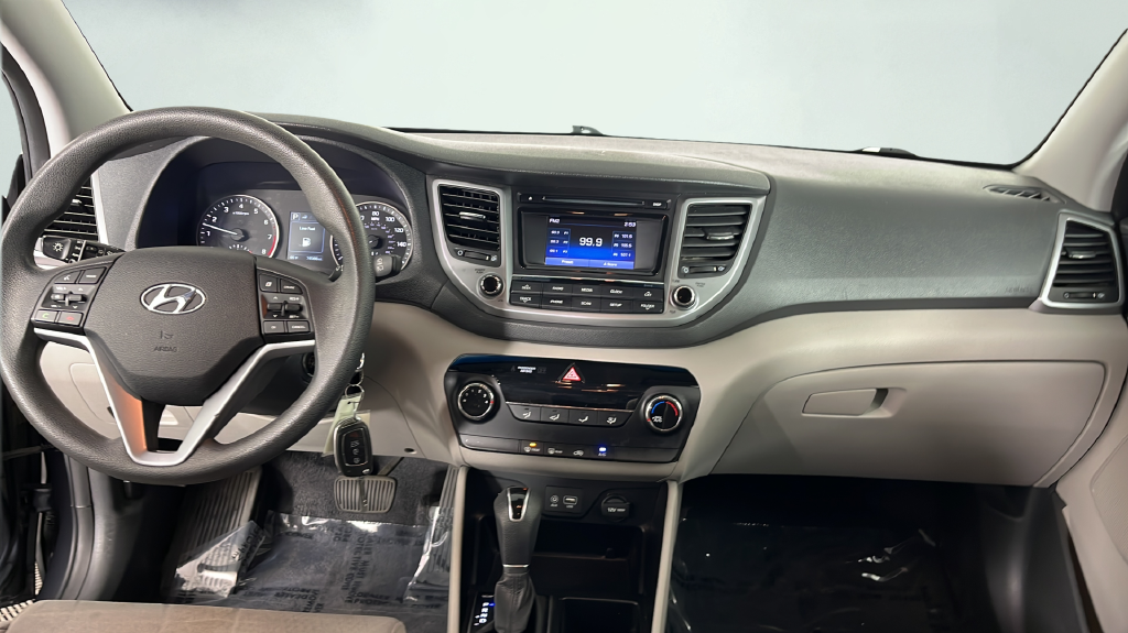 Used 2016 Grey Hyundai SE image 21