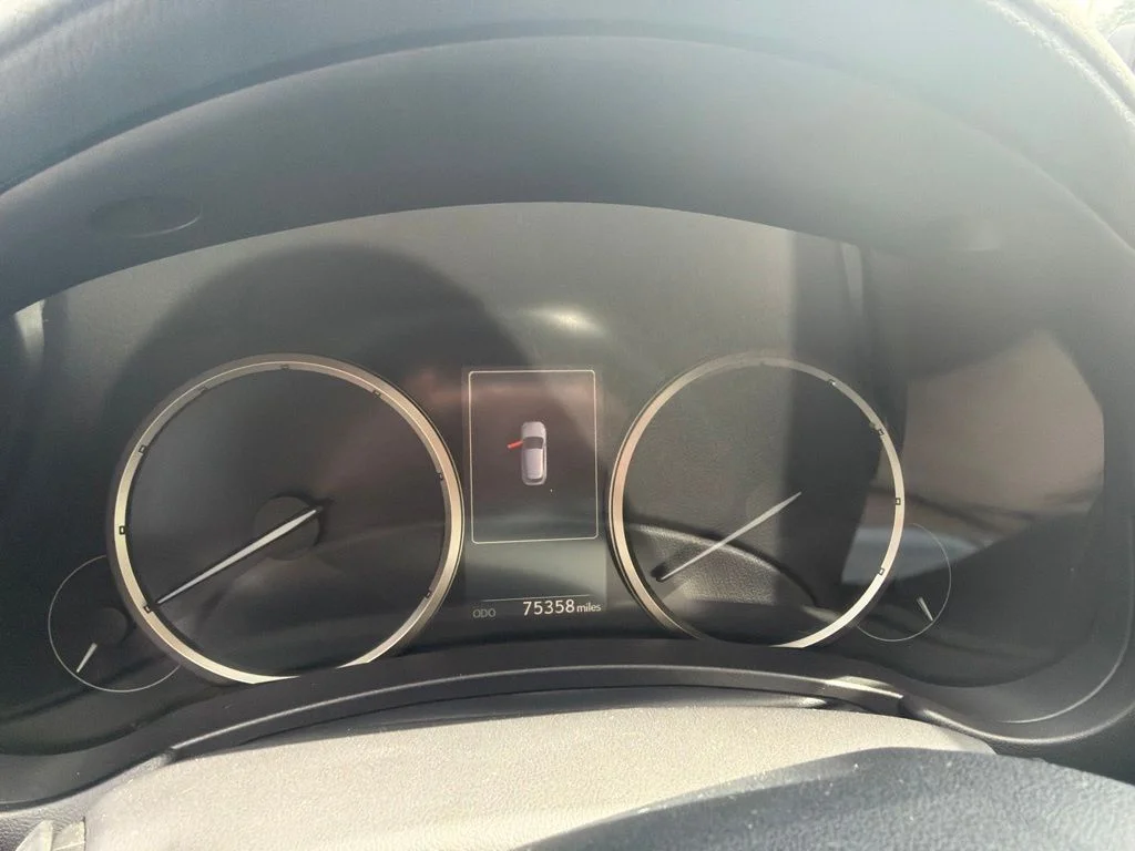 Used 2020 White Lexus 300h image 10