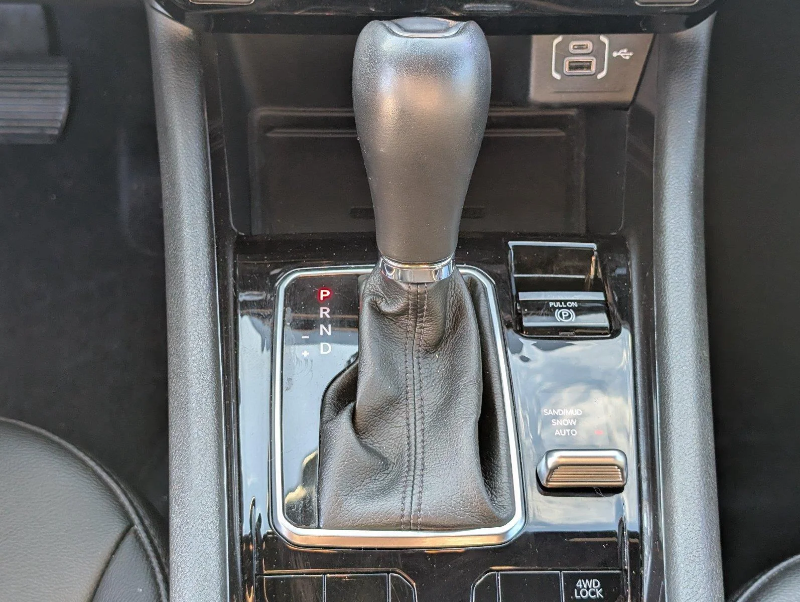 Used 2025 Bright White Clearcoat Jeep Latitude image 24
