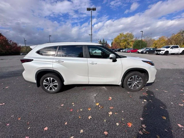 Used 2024 Off-white Toyota XLE image 2