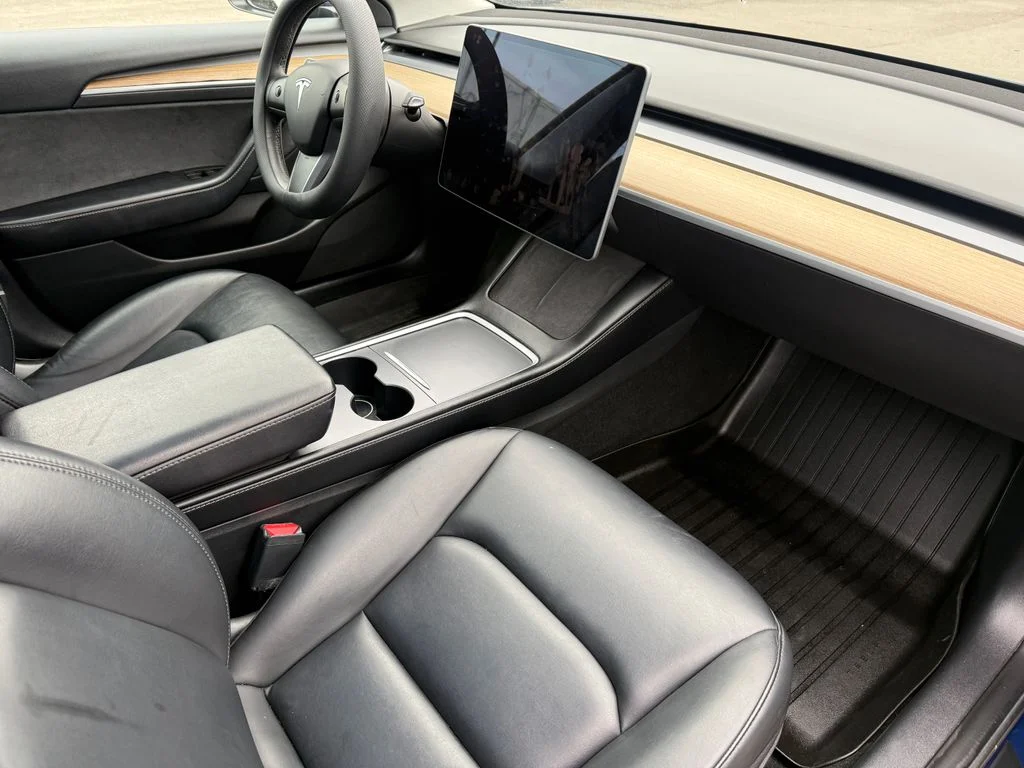 Used 2022  Tesla Base image 3