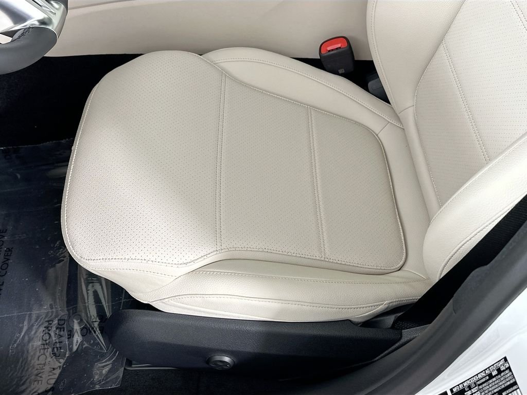 New 2026 MANUFAKTUR Moonlight White Metallic Mercedes-Benz C 300 image 20