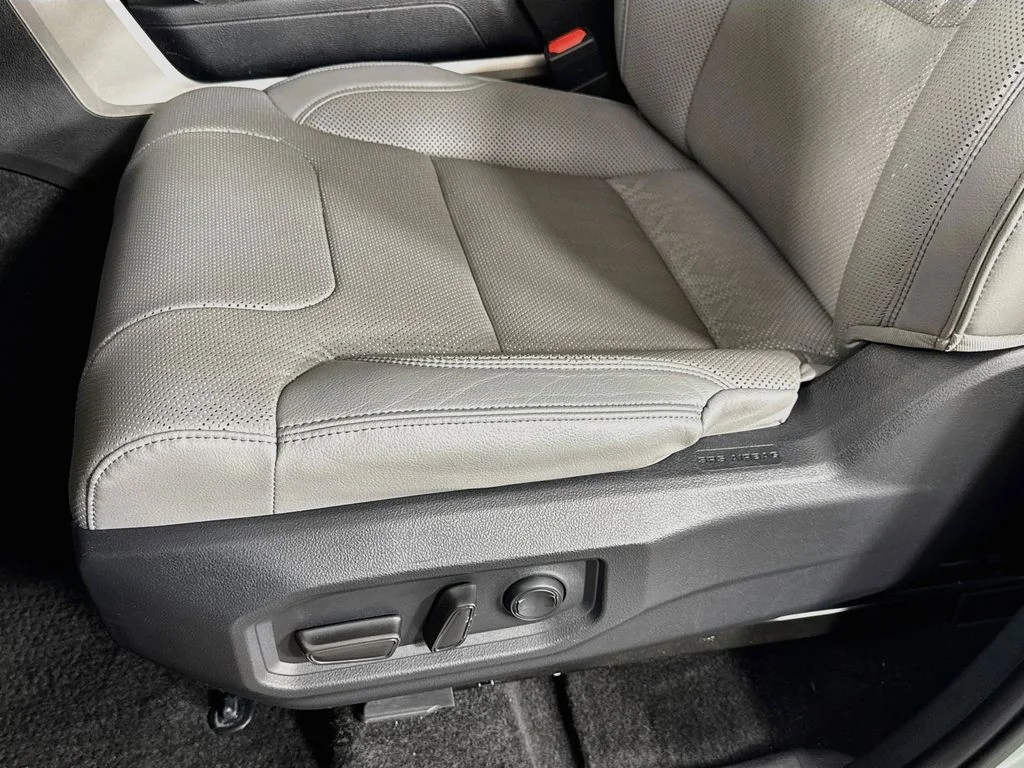 Used 2022  Toyota SR5 image 24