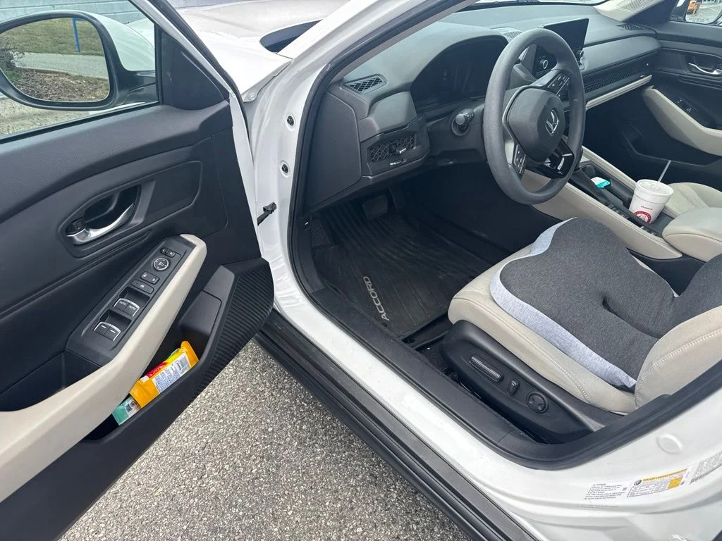 Used 2023 White Honda EX image 12
