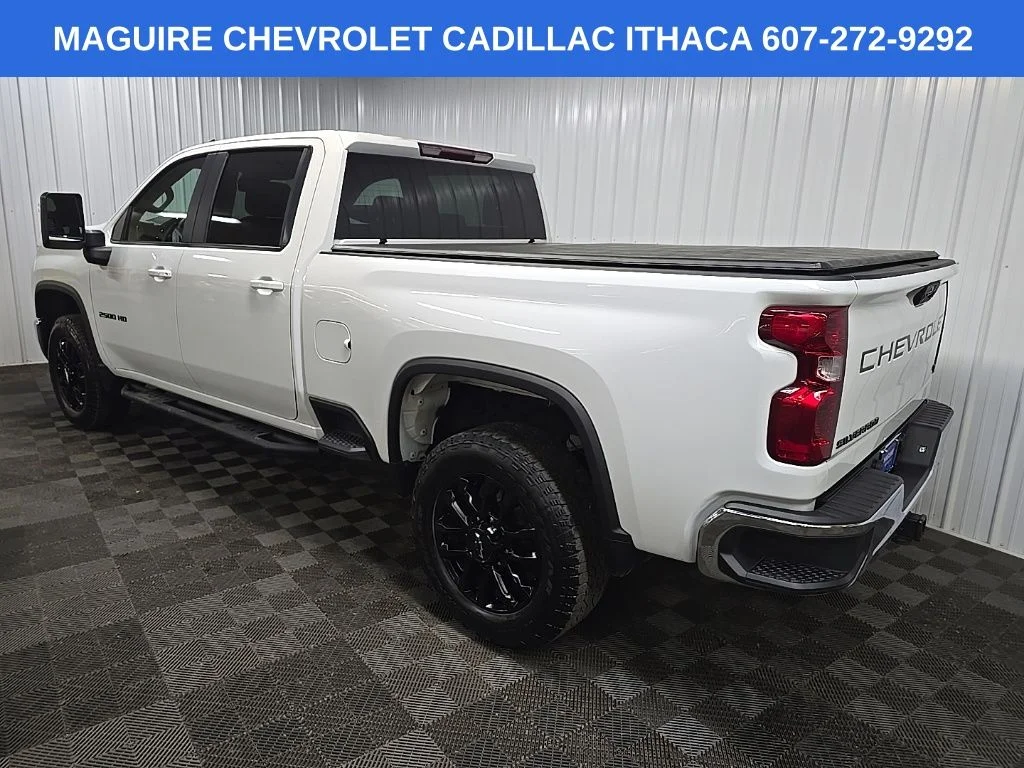 Used 2025 White Chevrolet LT image 9