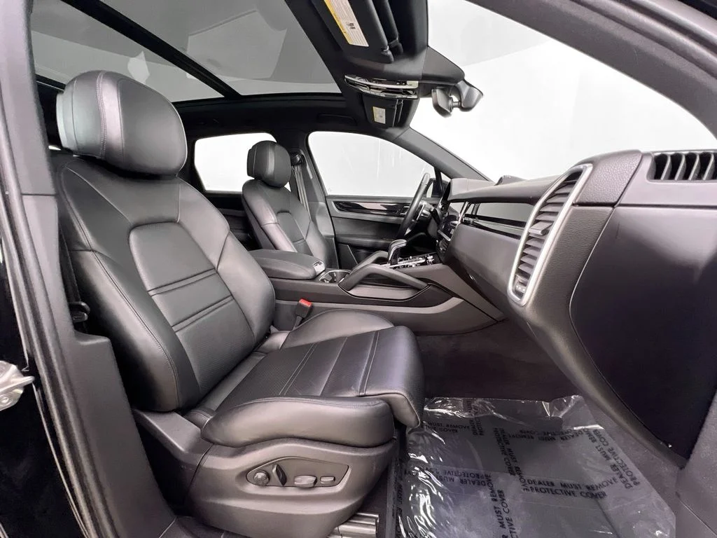 Used 2023  Porsche Base image 30
