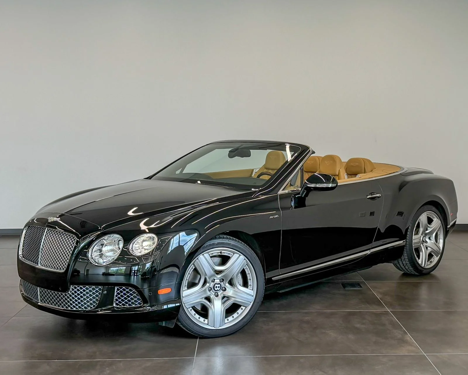 Used 2014 Black Bentley Base image 12