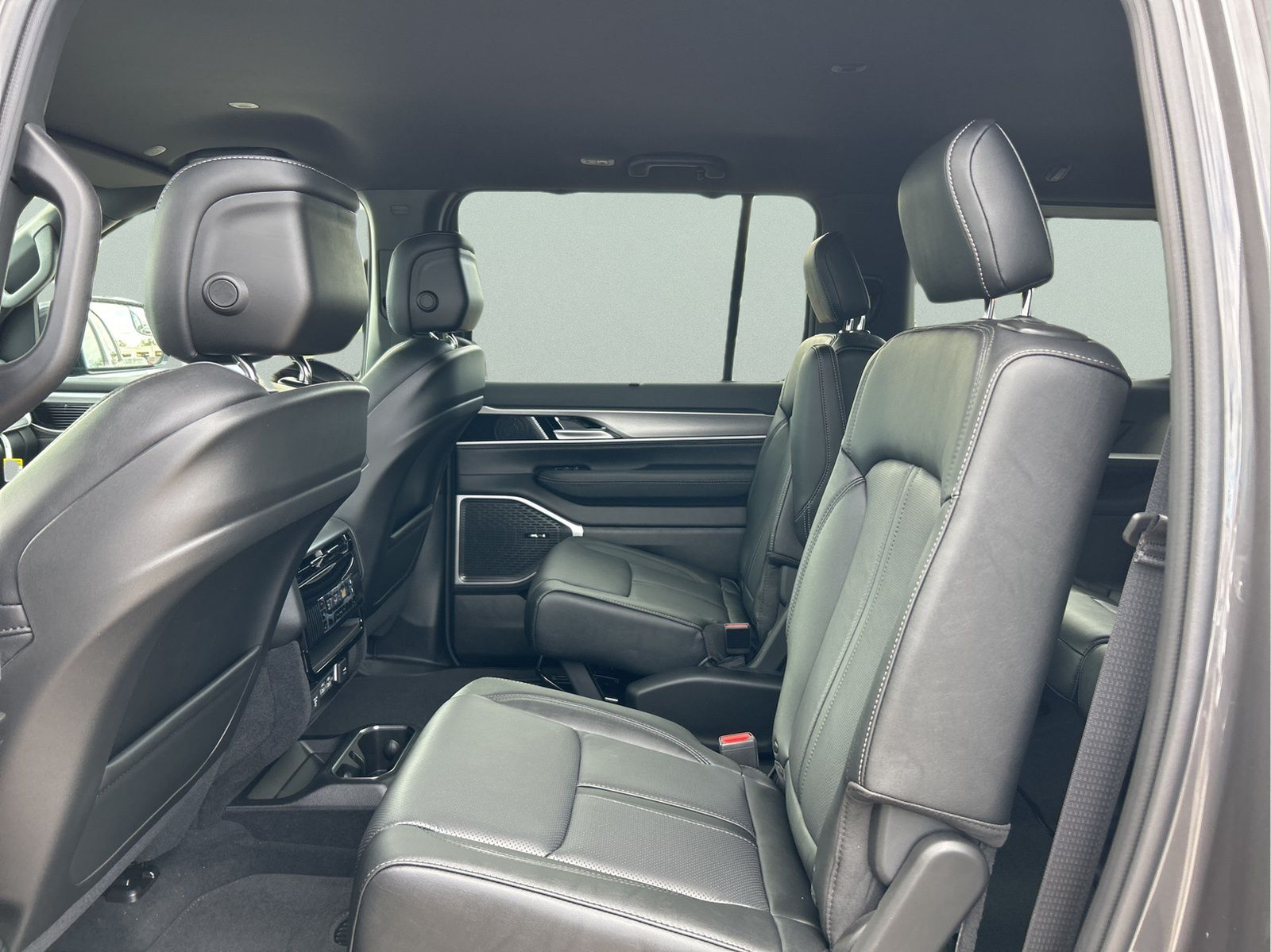 New 2026 Baltic-Gray Metallic Clear-Coat Exterior Paint Jeep Limited Altitude image 27