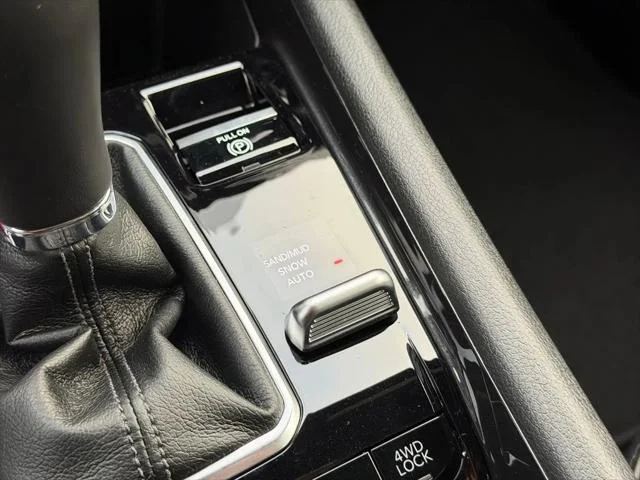 New 2026 Bright White Clear-Coat Exterior Paint Jeep Latitude image 19