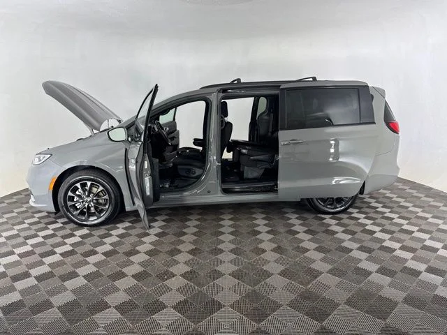 Used 2021 White Chrysler Touring image 9