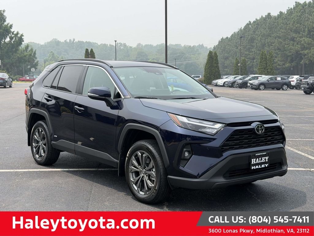 Certified Used 2025  Toyota XLE Premium image 1