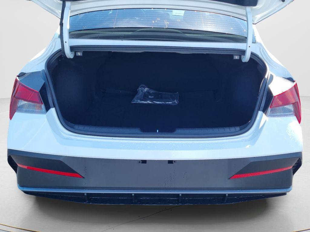 New 2026 White Hyundai SE image 9