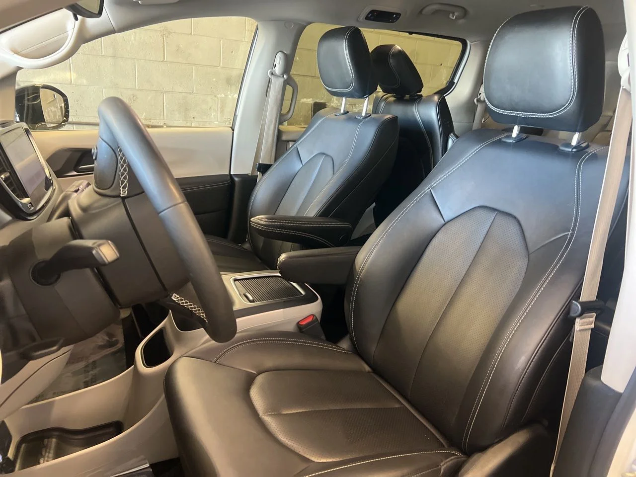 Used 2024 White Chrysler Touring L image 17