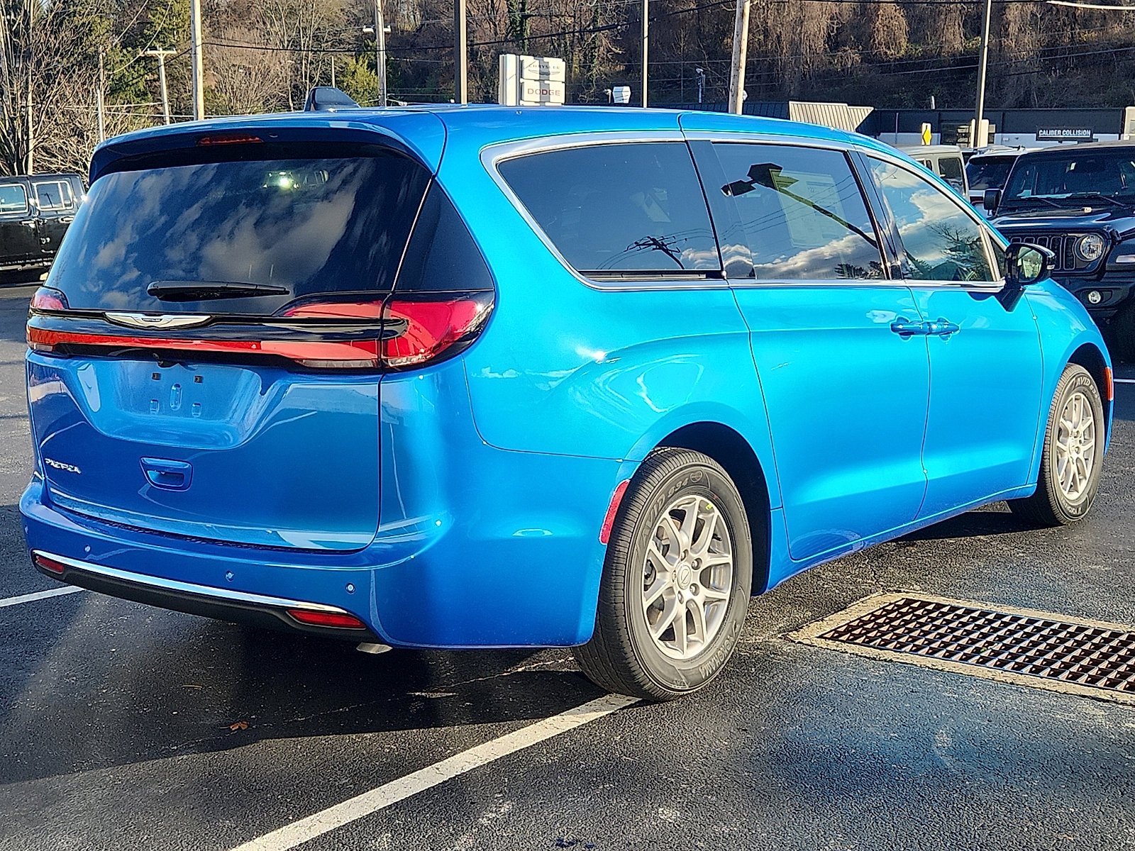 New 2026 Hydro Blue Pearl-Coat Exterior Paint Chrysler Select image 4
