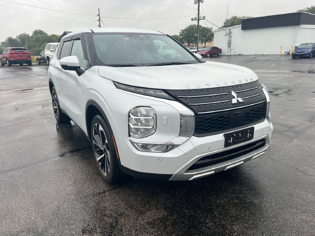 Used 2024 White Mitsubishi SE image 1