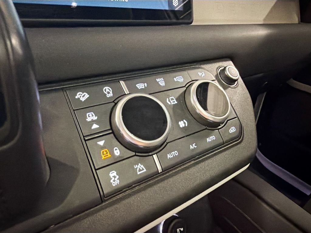 Used 2021 White Land Rover SE image 17