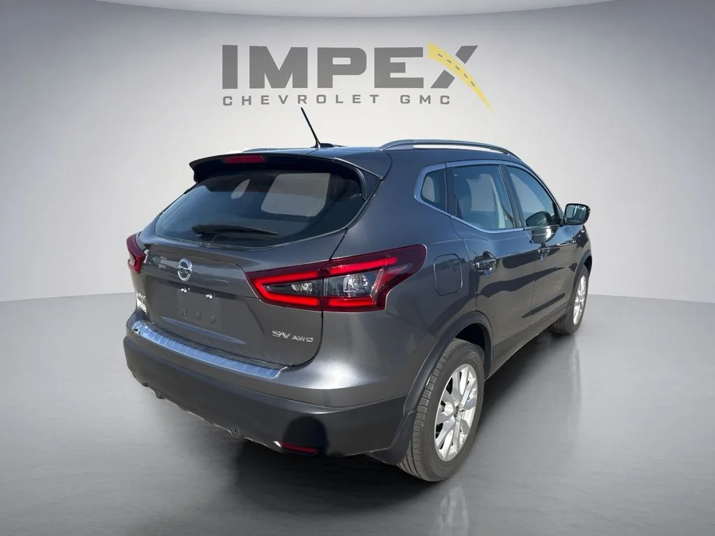 Used 2022 Gray Nissan SV image 4