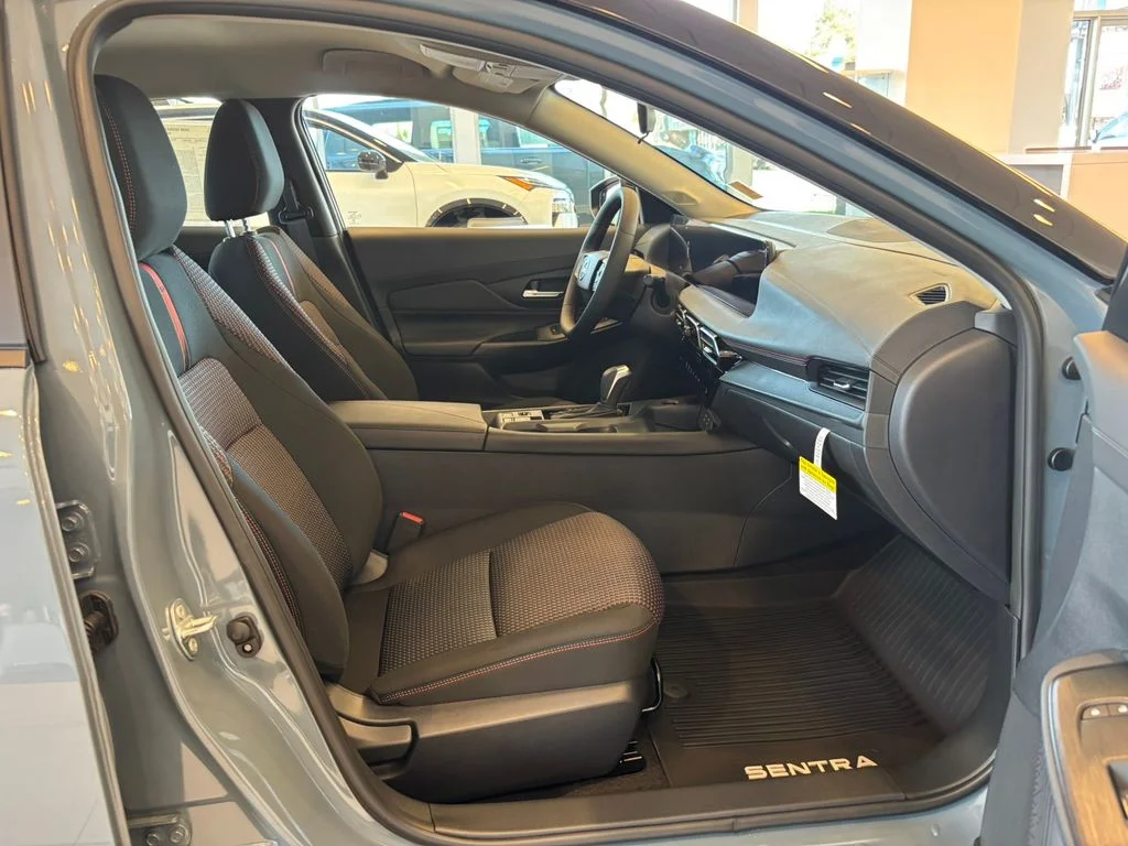 New 2026 Atlantic Gray Metallic / Super Black Two-tone Nissan SR image 21