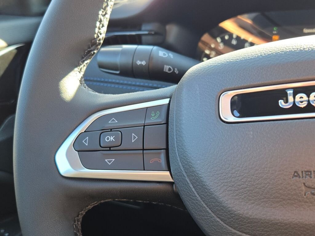 New 2026 Bright White Clear-Coat Exterior Paint Jeep Latitude image 29