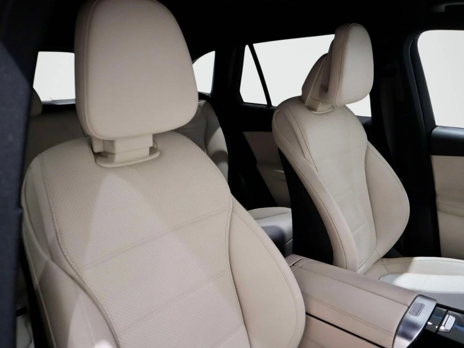 Used 2023 Nautical Blue Metallic Mercedes-Benz GLC 300 image 18