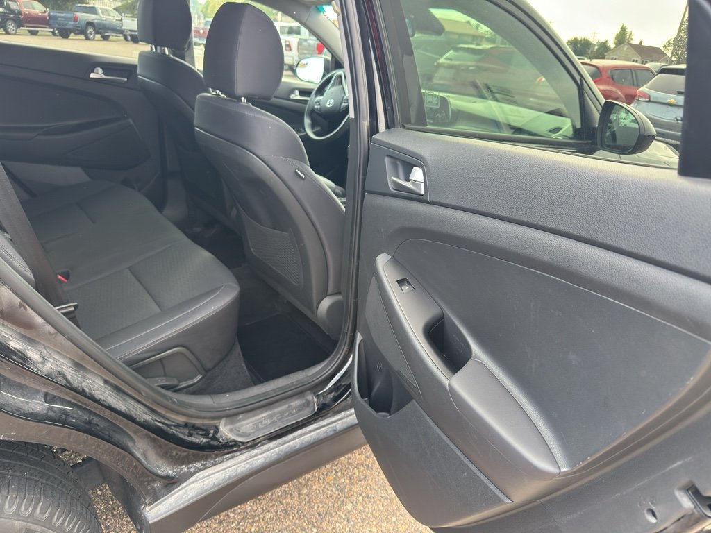 Used 2019 Black Noir Pearl Hyundai SE image 13
