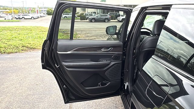 New 2027 High-Gloss Black Paint Jeep Limited image 24
