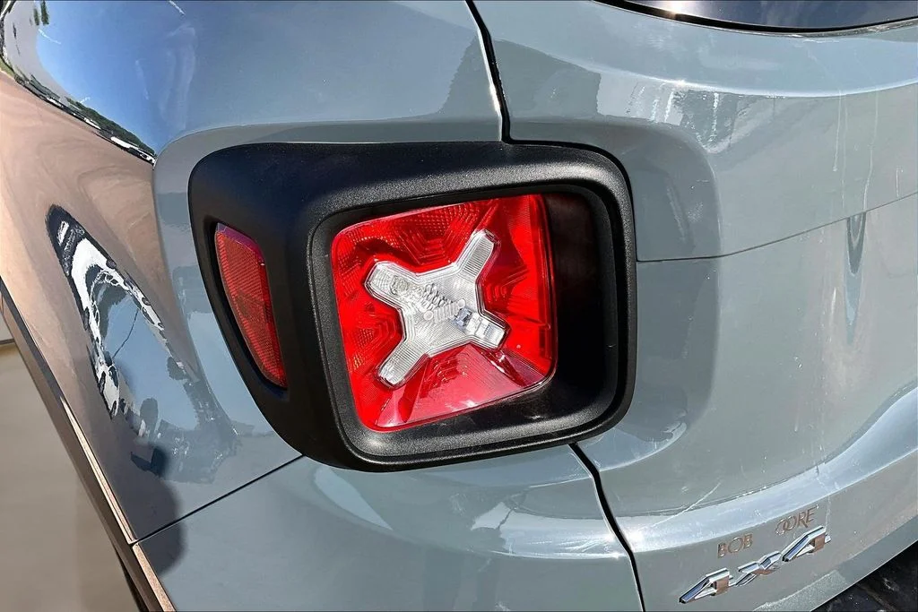 Used 2018 Gray Jeep Sport image 32