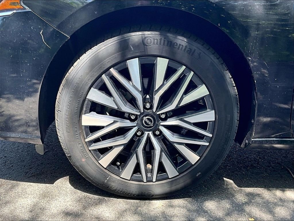 Used 2023 Super Black Clearcoat Nissan 2.5 SV image 7