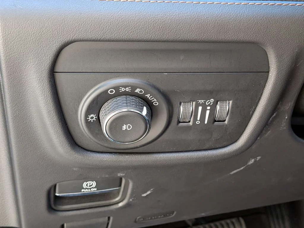 Used 2023 Black Jeep Summit Reserve image 17