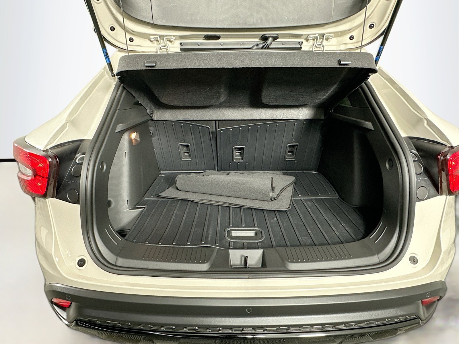 Used 2026 White Sands Chevrolet 2RS image 24