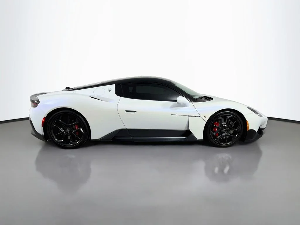 Used 2022 White Maserati Base image 4