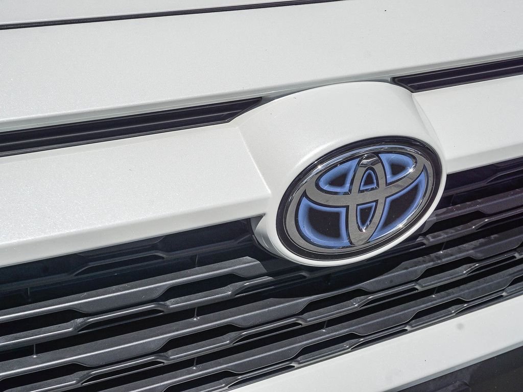 Used 2022 White Toyota XLE Premium image 11