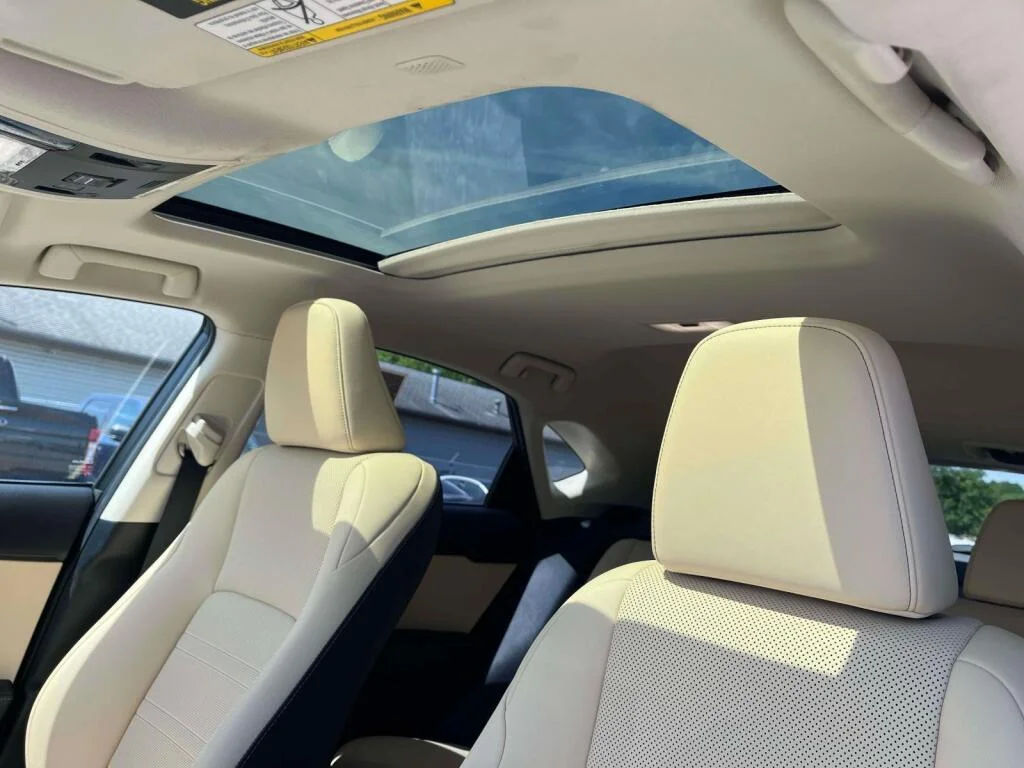 Used 2021 Eminent White Pearl Lexus  image 5