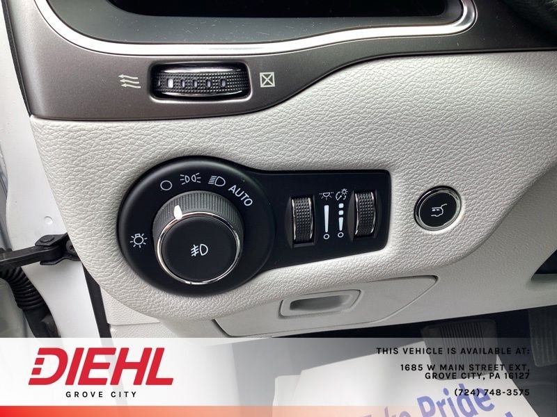 Used 2022 White Jeep Latitude Lux image 30